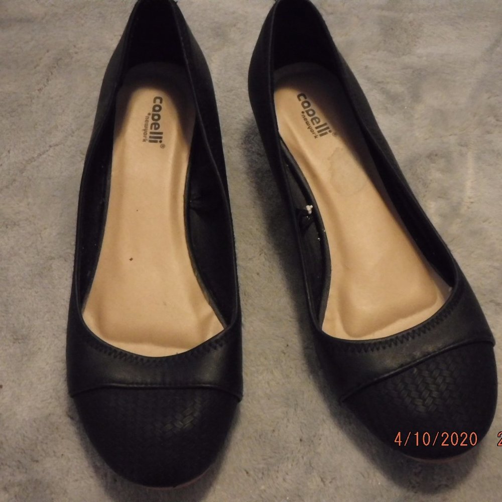 Black leather sandals with slight heels